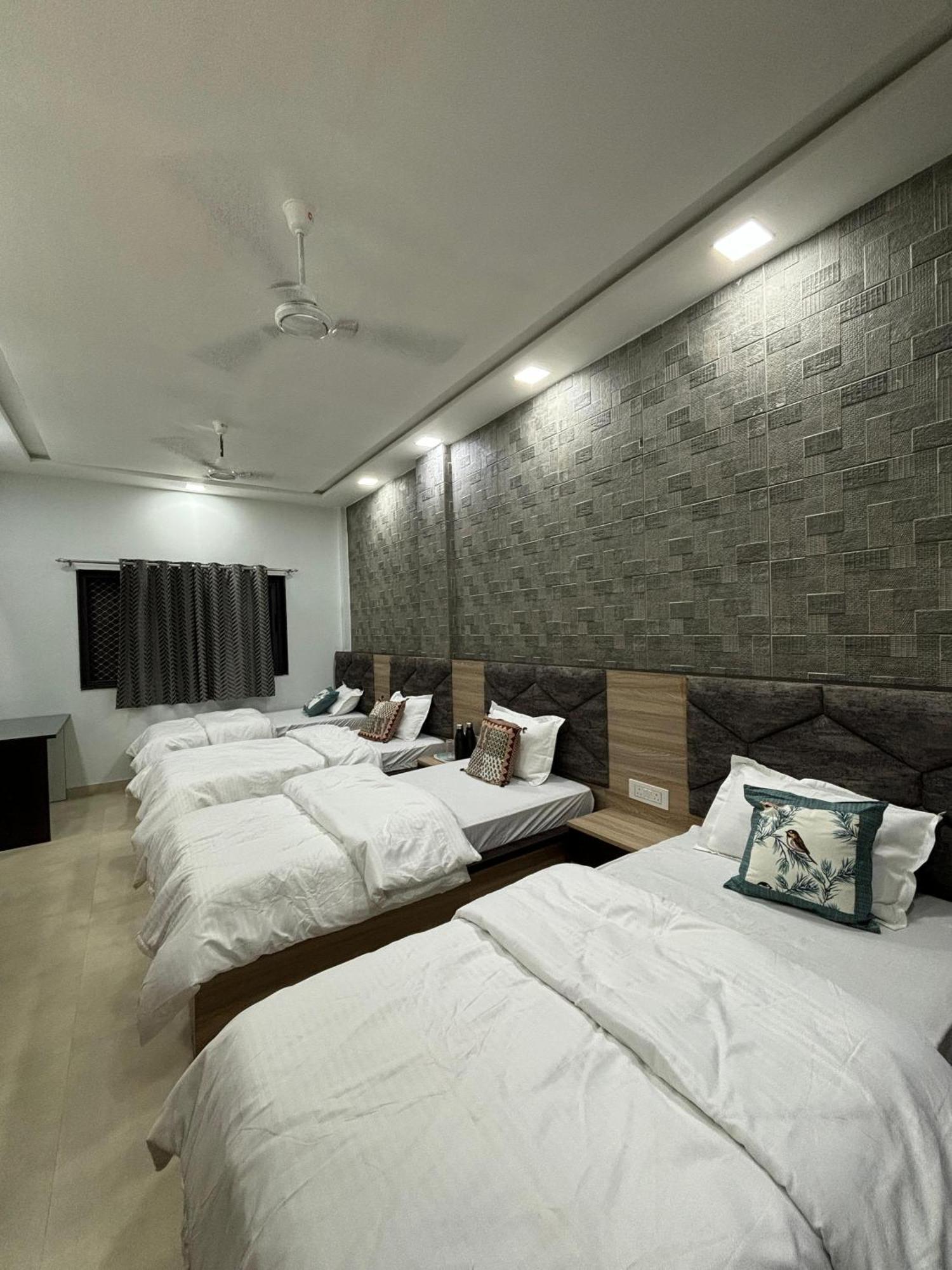 Srila Bhaktipad Nikunj Ashram Hotel *